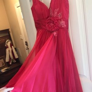 Montage by Mon Cheri Sleeveless Iridescent Chiffon